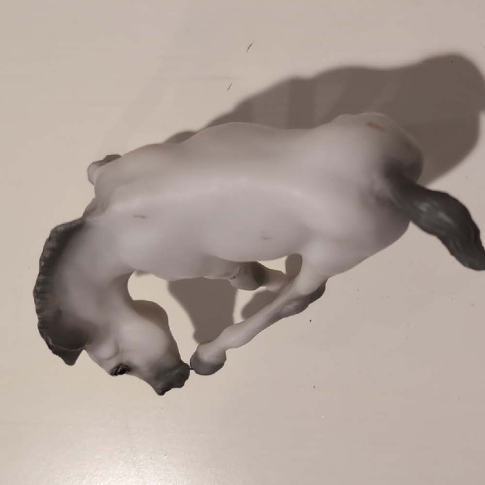 Breyer Scratching Foal - Picture 4 of 12